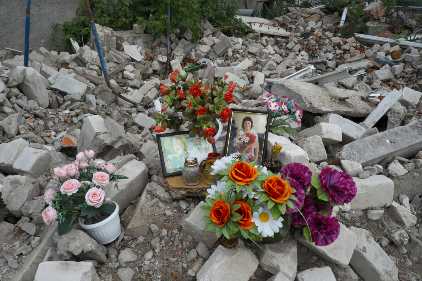 Plastic flowers for the victims, Izyum